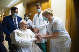 El papa Francisco vuelve al Vaticano tras más de un mes en el hospital