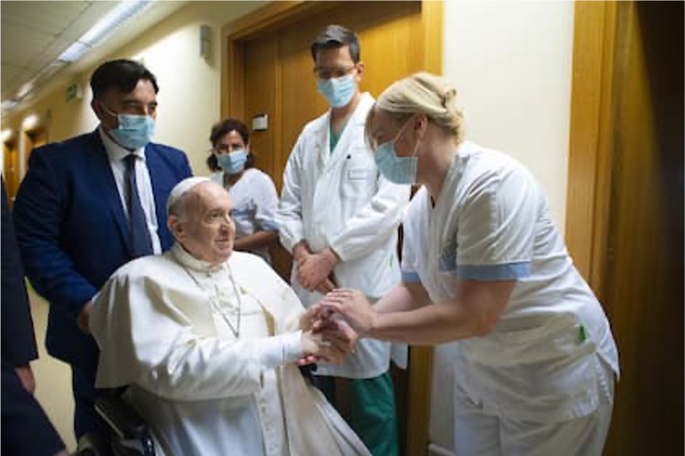 El papa Francisco vuelve al Vaticano tras más de un mes en el hospital