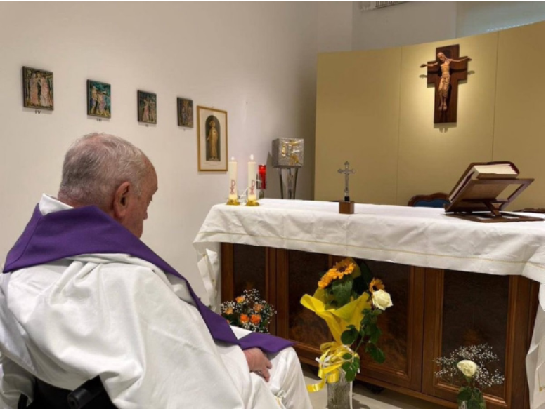 Papa Francisco reaparece en foto tras un mes hospitalizado