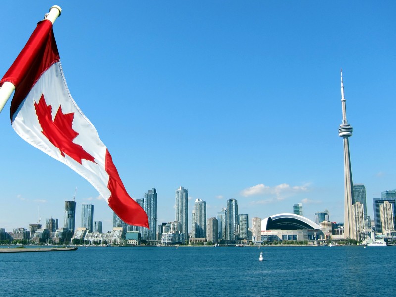 Toronto-y-la-bandera-de-Canadá