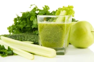 vaso-jugo-apio-manzana-verde