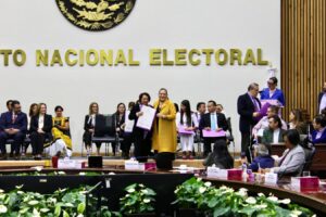 Celia Maya García recibe constancia para el Tribunal de Disciplina Judicial