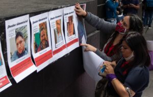 Mujeres de la colectiva Frente Nacional Mujeres y Amor no es violencia hicieron tendedero de Deudores alimentarios frente a la SCJN esto por la votación que se realizara mañana respecto al tema.