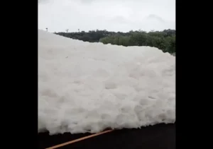 nuevamente-una-densa-avalancha-de-espuma-contaminante-causa-obstruccion-de-carretera-en-hidalgo-1750740096114_1280