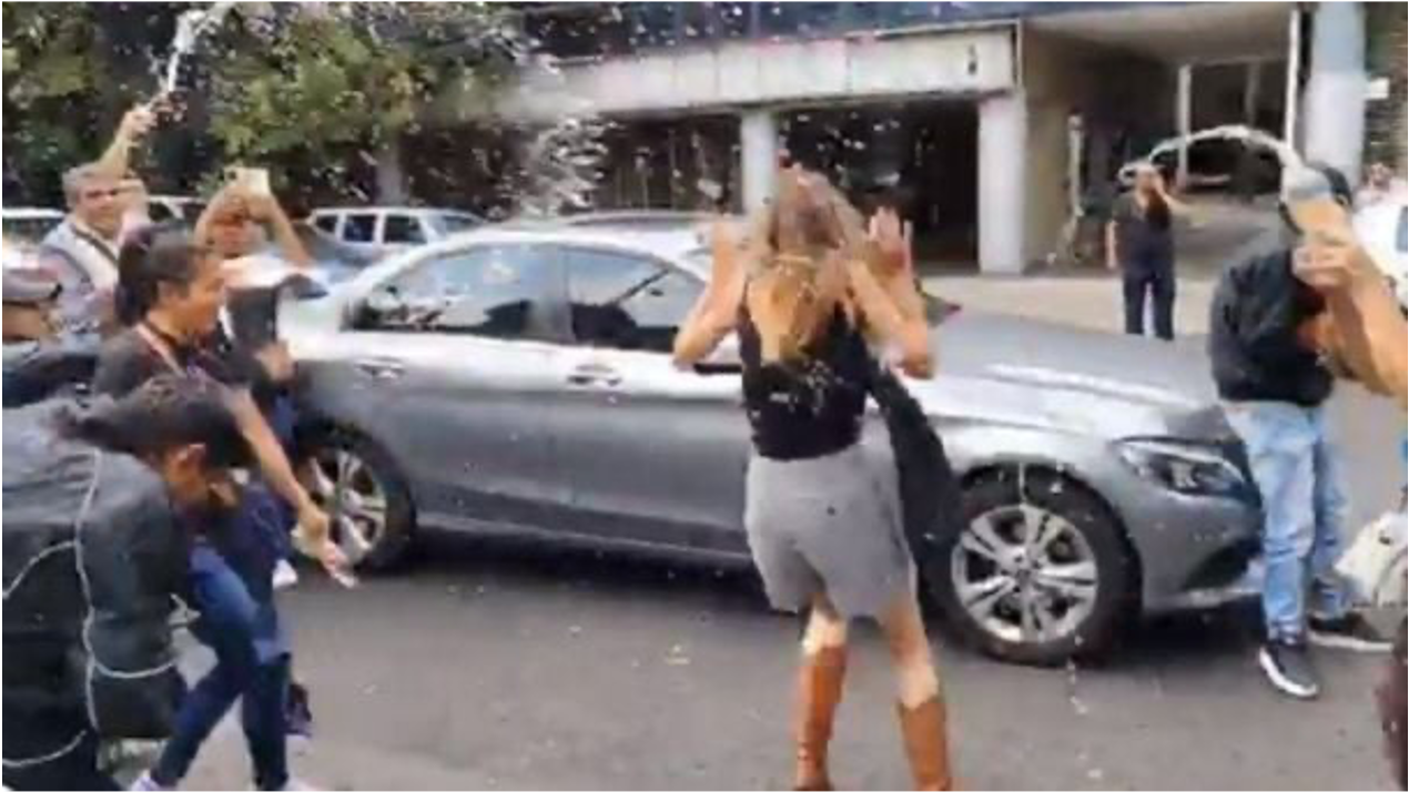 Lady Racista es agredida al salir de audiencia en CDMX