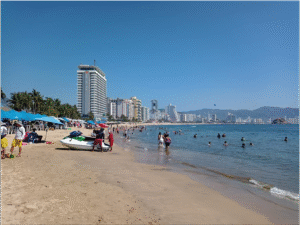 Polémica en Acapulco- alcaldesa dice que sí se puede nadar en playas contaminadas, pese a advertencia de Cofepris