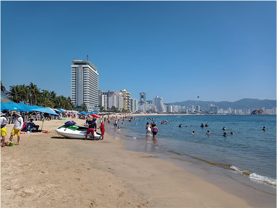Polémica en Acapulco- alcaldesa dice que sí se puede nadar en playas contaminadas, pese a advertencia de Cofepris