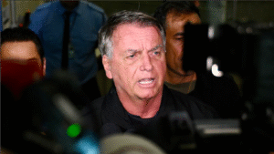 Bolsonaro niega intento de golpe y busca su absolución en juicio clave