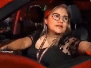Nueva #LadyMuertaDeHambre- Funcionaria del CEJUM en Veracruz choca, agrede y trata de sobornar a policías