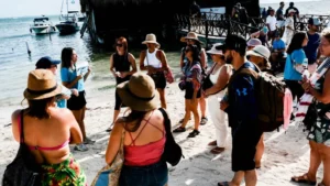turistas-reunen-playa-perlas-disfrutar