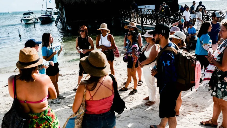turistas-reunen-playa-perlas-disfrutar