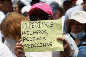 Colectivo Nariz Roja acusa a Sheinbaum de falsear cifras sobre medicamentos oncológicos