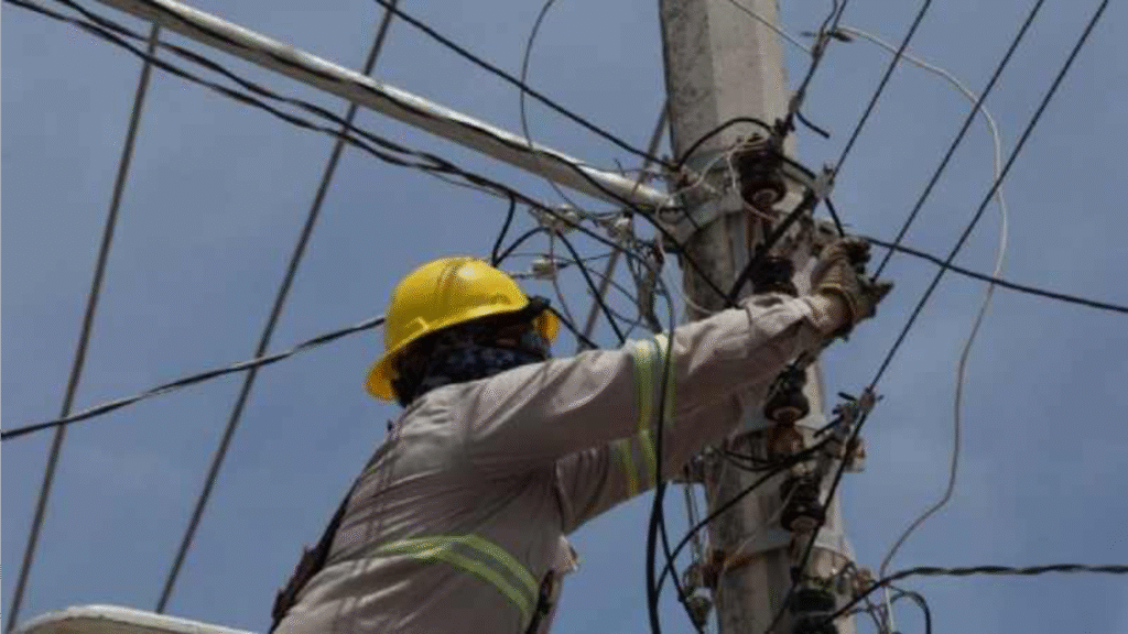 Falla en línea de transmisión causa mega apagón en Yucatán, Campeche y QRoo