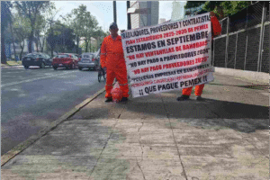 Proveedores y contratistas protestan frente a la Torre de Pemex por adeudos pendientes por 400 mdp