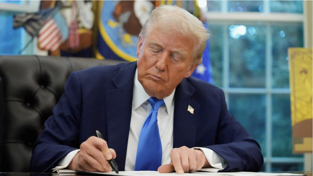 Trump impone aranceles del 10% a la madera y 25% a muebles importados