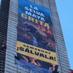 Activistas de Greenpeace conquistan la Estela de Luz en protesta por la Selva Maya