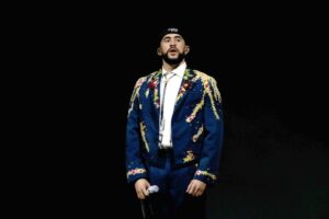 Bad Bunny vuelve al cine en agosto con el estreno de la película 'Caught Stealing'