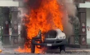 camion-de-carga-incendiado-frente-al-campo-militar-1-a