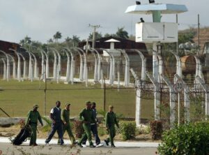 Informe de ONG acusa a Cuba de someter a unos 60.000 presos a trabajos forzosos