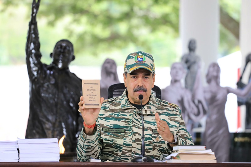 Nicolás Maduro dice que si Venezuela fuera agredida &quot;pasaría a una etapa de lucha armada&quot;