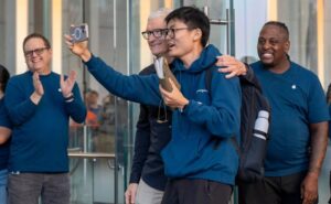 tim-cook-con-harry-sun-primer-comprador-del-iphone-17-en-tienda-apple-de-nueva-york