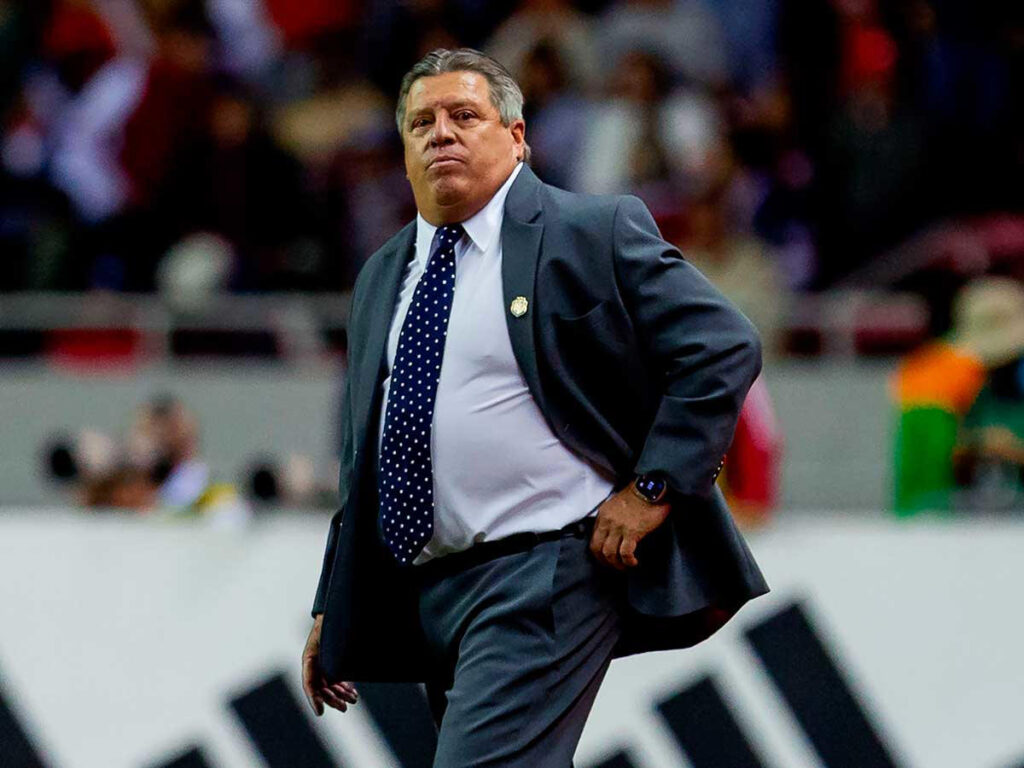 Miguel Herrera recibe más llamadas de TV que de clubes tras su fracaso con Costa Rica