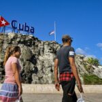 Caída del 30 por ciento en turismo cubano agrava crisis económica