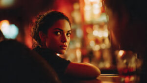 una_persona_en_un_bar_mirando_a