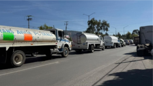 Crisis de “huachicol” de agua en Edomex- por qué hay bloqueos de pipas y desabasto