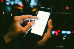 cuidado-con-usar-tu-celular