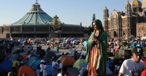 Peregrinos arriban a la Basílica de Guadalupe.