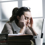 Agotamiento social: señales, causas y estrategias para recobrar el equilibrio, según terapeutas