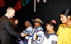 reyes-de-espana-con-integrantes-de-pueblos-originarios-de-mexico-en-fitur-2026