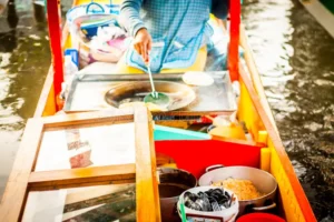 vendedor-mexicano-de-la-comida-en-trajinera-de-la-góndola-de-xochimilco-46357196
