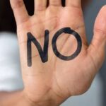 El arte de decir «no» sin sentir culpa: Poner límites en una cultura que siempre quiere quedar bien.