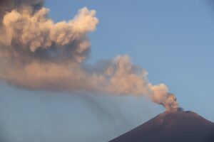 El volcán Popocatépetl continúa con constantes emisiones de ceniza, por lo que se suspenderán clases presenciales en once municipios aledaños al coloso. El semáforo de alerta continúa en amarillo fase 2.