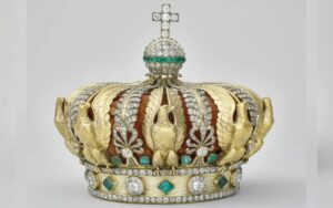 Museo-Louvre-Corona-robada-danada-despues-recuperada-podria-ser-restaurada-4-04022026