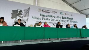 claudia_se_reune_con_familiares_de_mineros_atrapados_en_coahuila_cf5af916c1