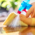 Por qué rociar vinagre blanco debajo de la cama se volvió un truco viral de limpieza