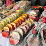 El Monumento a la Revolución se convierte en el escenario más dulce y colorido para quienes buscan celebrar el Día del Amor y la Amistad con un toque especial.  El Festival de Flores y Chocolate llega cargado de sabores, aromas y actividades para disfrutar en pareja, con amigos o en familia. Si quieres sorprender a alguien o simplemente consentirte, este plan gratuito promete conquistar todos tus sentidos. ¿Cuándo y dónde será el Festival de Flores y Chocolate?  El festival se realizará del 13 al 15 de febrero en la explanada del Monumento a la Revolución, un espacio emblemático en el corazón de la Ciudad de México.  Durante tres días, el lugar se llenará de coloridos arreglos florales y expositores con los mejores productos de chocolate artesanal y repostería. El turrón de trufa de El turrón de trufa de chocolate es un clásico de Navidad. (AdobeStock) ¿Qué encontrarás en el festival?  El Festival de Flores y Chocolate es mucho más que un mercado: es una experiencia multisensorial pensada para celebrar el amor, la amistad y la tradición mexicana. Entre las actividades y atractivos principales destacan:      Expositores de chocolate artesanal: Prueba tabletas, bombones, trufas y bebidas elaboradas por manos expertas.     Arreglos florales y plantas: Lleva a casa flores frescas, orquídeas, suculentas y más propuestas para regalar.     Zona gastronómica: Encuentra postres, panadería y café para acompañar tu recorrido.     Actividades y talleres: Participa en dinámicas, demostraciones y aprende sobre el mundo del cacao y la floricultura.     Ambiente romántico y familiar: Ideal para una cita diferente, un paseo con amigos o una tarde en familia.  Cientos de personas han sido Cientos de personas han sido testigo de esta experiencia Crédito: IG @monumentoalarevolucion Consejos para disfrutar el festival      Llega temprano para aprovechar la variedad de productos y actividades.     Lleva efectivo, ya que algunos expositores pueden no aceptar tarjetas.     No olvides tu cámara o celular para capturar los mejores momentos entre flores y chocolate.     Consulta las redes sociales oficiales del evento para conocer el programa de talleres y exhibiciones.  El Festival de Flores y Chocolate es la excusa perfecta para regalar, consentir y vivir un San Valentín lleno de sabor y tradición en la Ciudad de México.