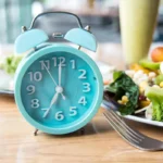 Cenar tarde: el hábito nocturno que altera tu metabolismo y afecta tu descanso