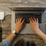 ¿Es malo dejar la laptop enchufada todo el día? Lo que realmente dice la tecnología actual