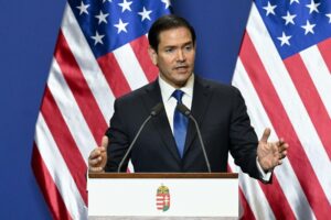 Rubio dice que "no es fácil" pactar con Irán porque está dirigido por clérigos "radicales"