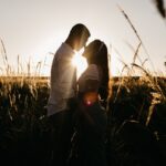 El lenguaje del amor de tus hormonas: Cómo el cortisol y la oxitocina arruinan o salvan tu cita