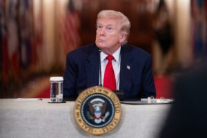 Trump califica de "pequeño fallo" el alza de la gasolina tras conflicto con Irán