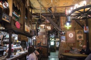 Cerveceria-de-Gante-cesto-zapatos-techo