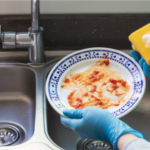 La esponja de cocina, un foco de bacterias: El secreto para desinfectarla