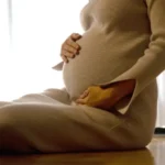 ¿Por qué las mujeres dan a luz acostadas si no es la mejor posición? La historia detrás de una práctica cuestionada