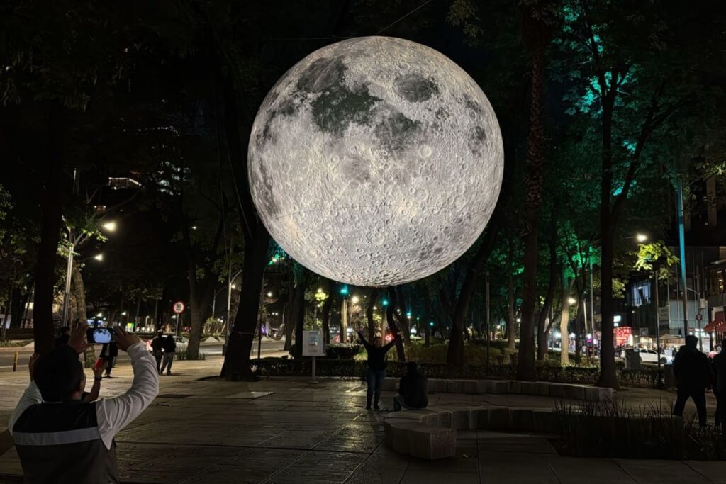 luna-gigante-paseo-de-la-reforma-filux