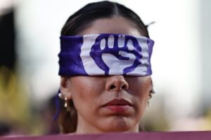 Mujeres toman las calles de la Ciudad de México para exigir alto a los feminicidios